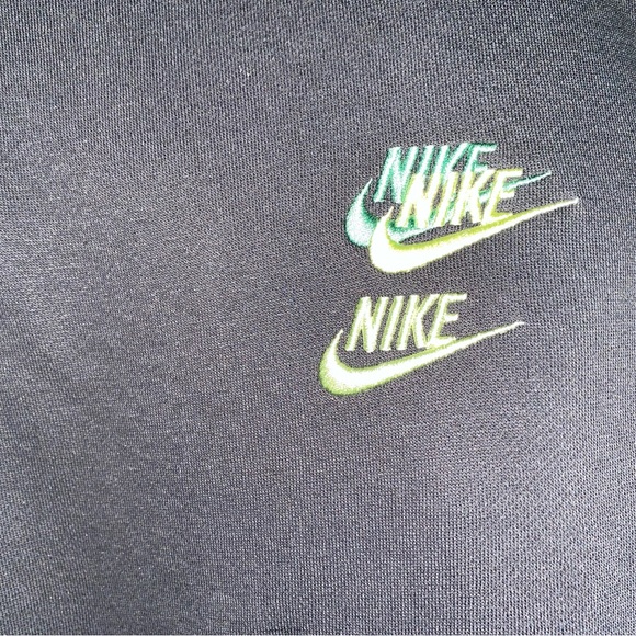 Nike Embroidered Round Neck Pullover. - Picture 4 of 8